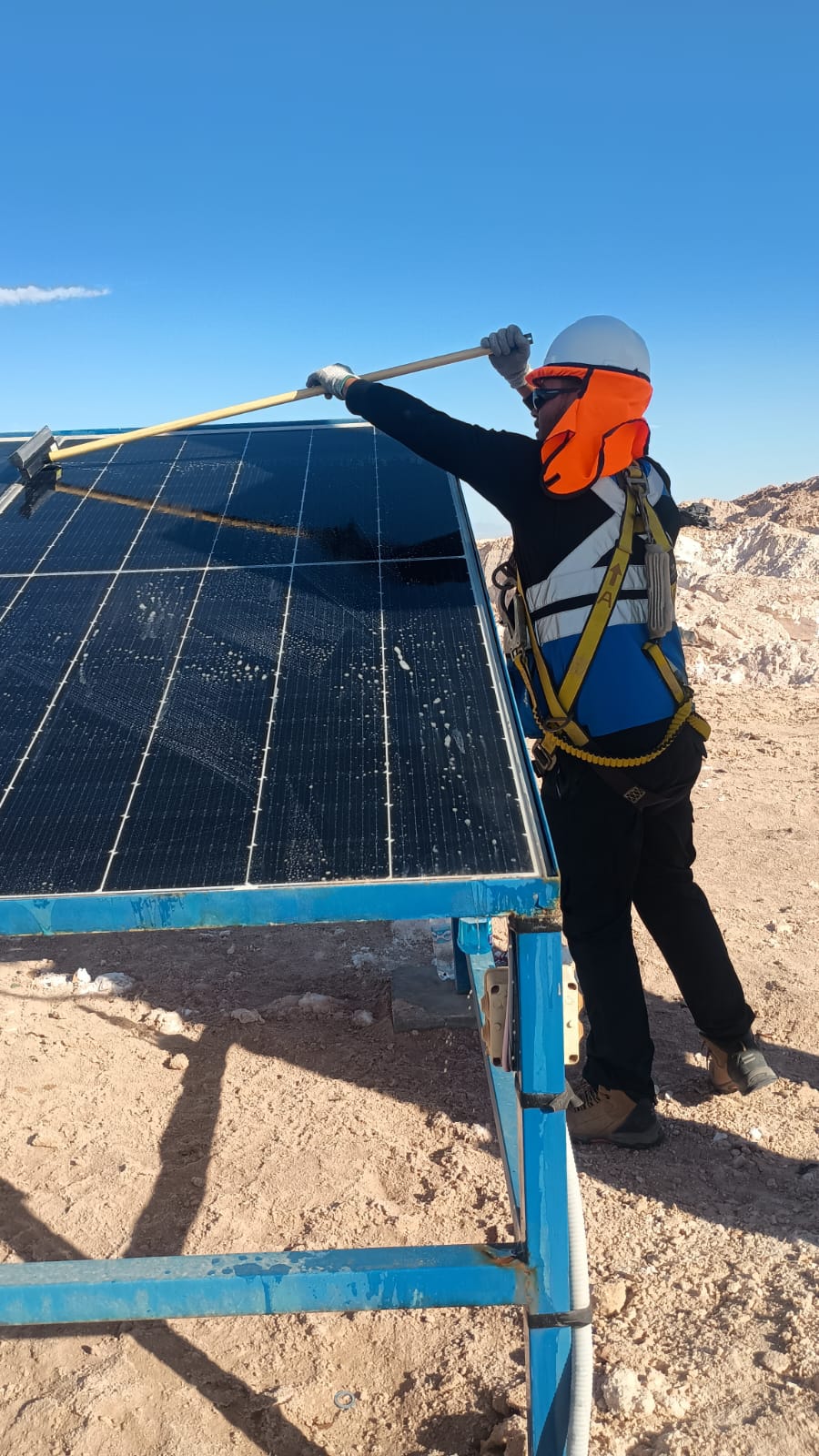 Mantención paneles solares en faena