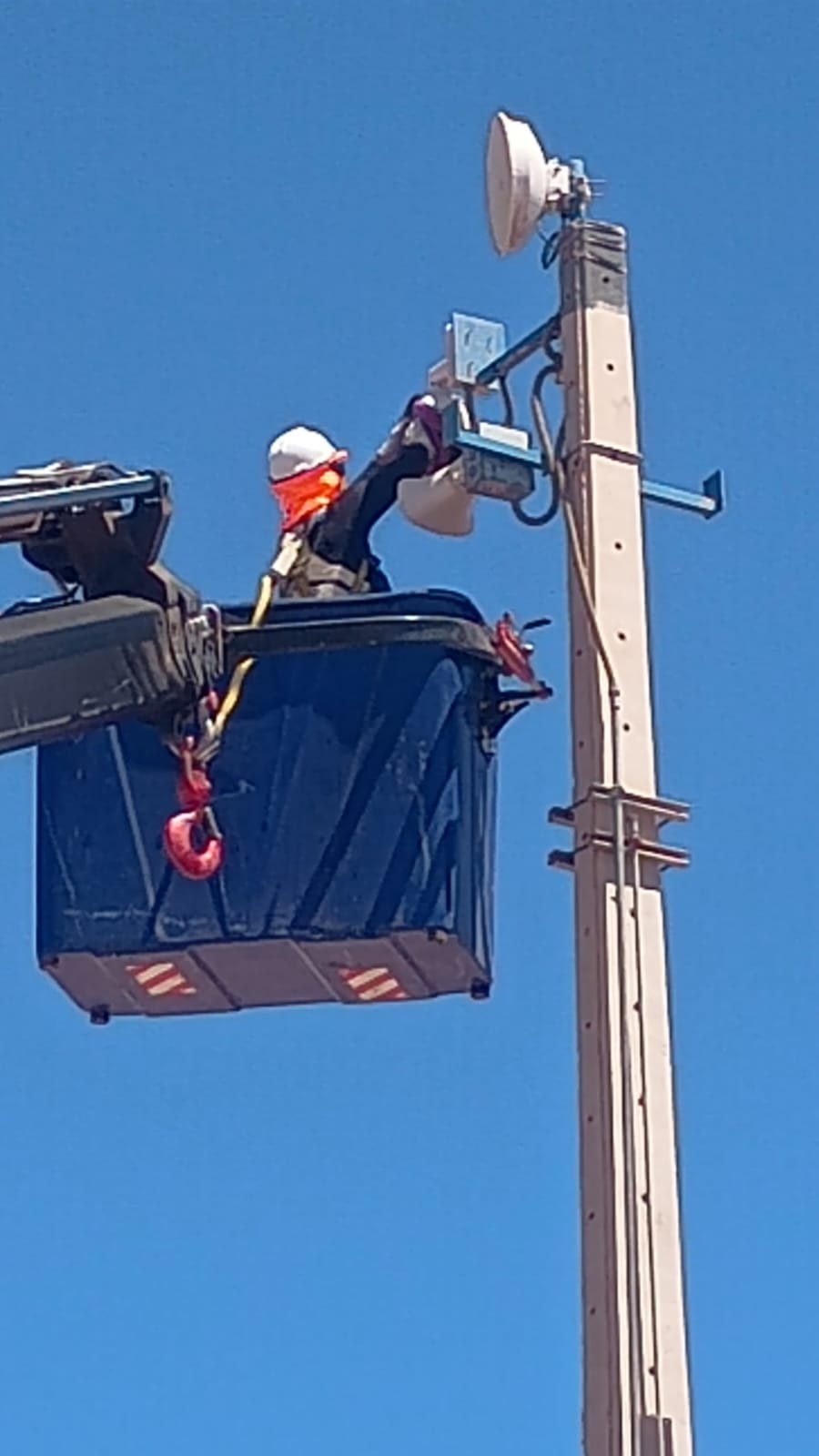 Instalación equipo telecomunicaciones en poste