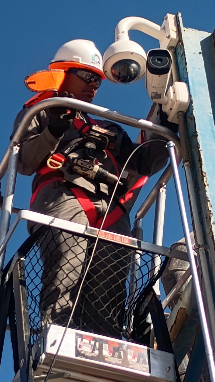 Mantención cámara con cesto elevador